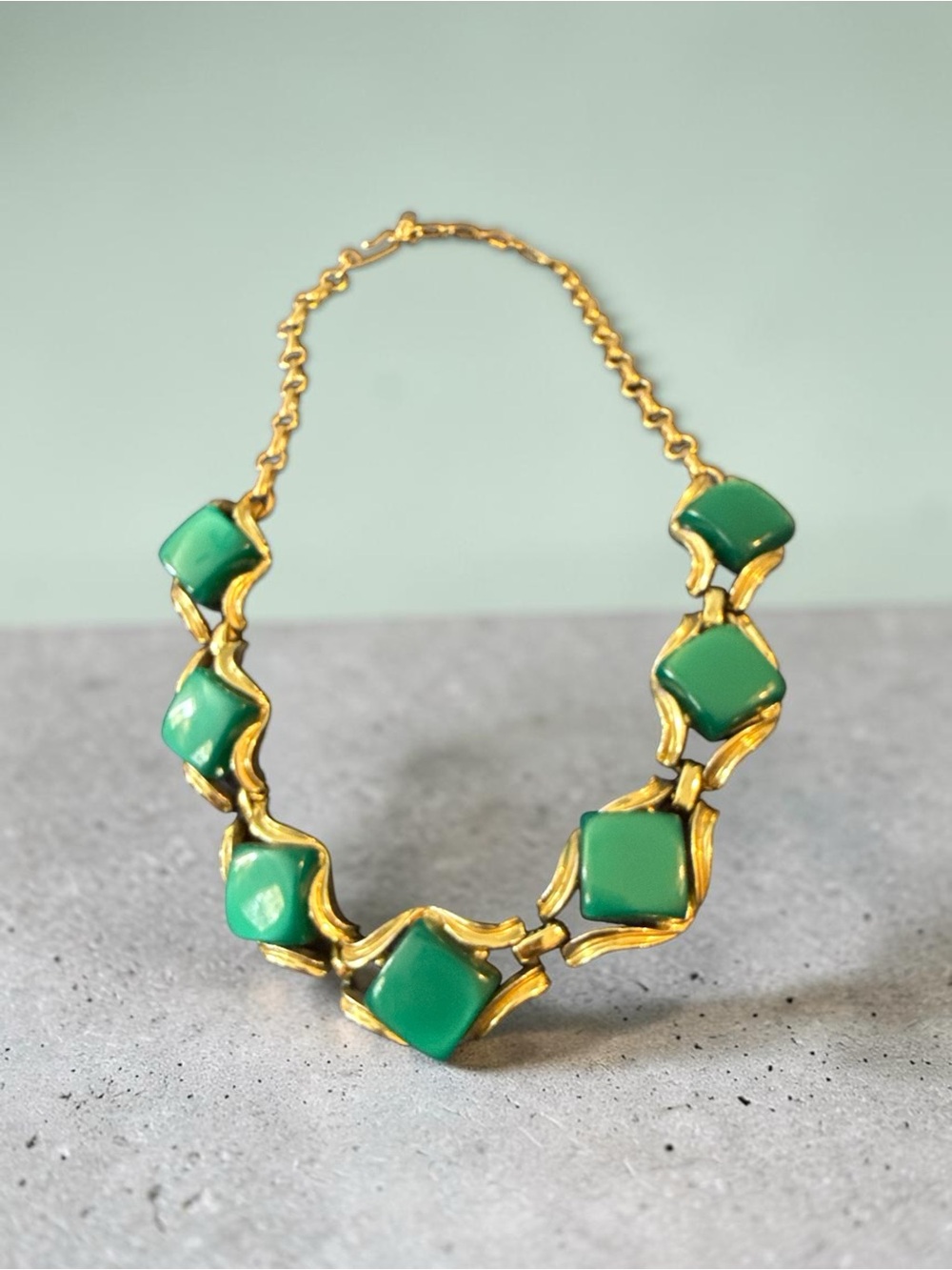 💚 Vintage Green Lucite Cabochon Gold Tone Statement Necklace 11-16” Choker